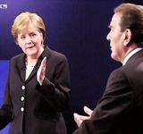 Merkel þjarmaði að Schröder