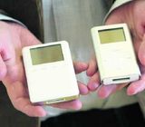 Var stöðvaður með 25 iPod-spilara í tollinum
