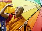 Dalai Lama, andlegur leiðtogi Tíbeta, veifar aðdáendum sínum við vígslu á hofi í Belgíu í maí.