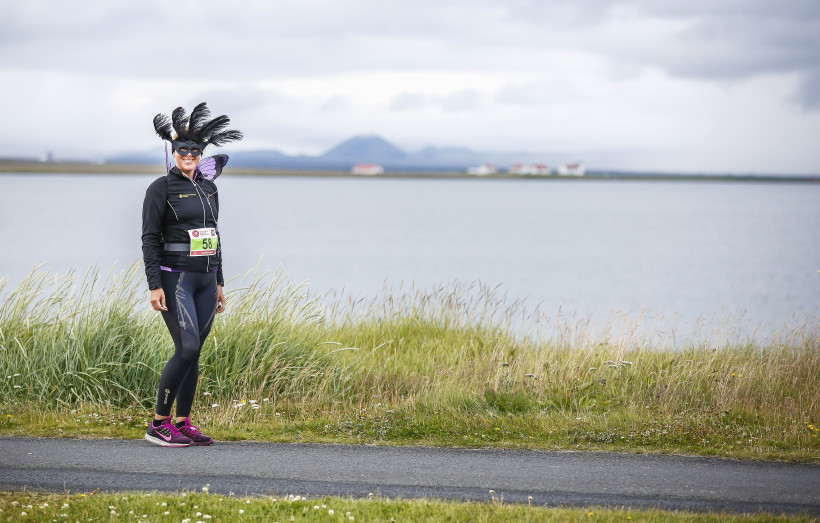 Sumir mættu í grímubúningum. Þessi stoppaði til að stilla sér upp fyrir myndavélina. 