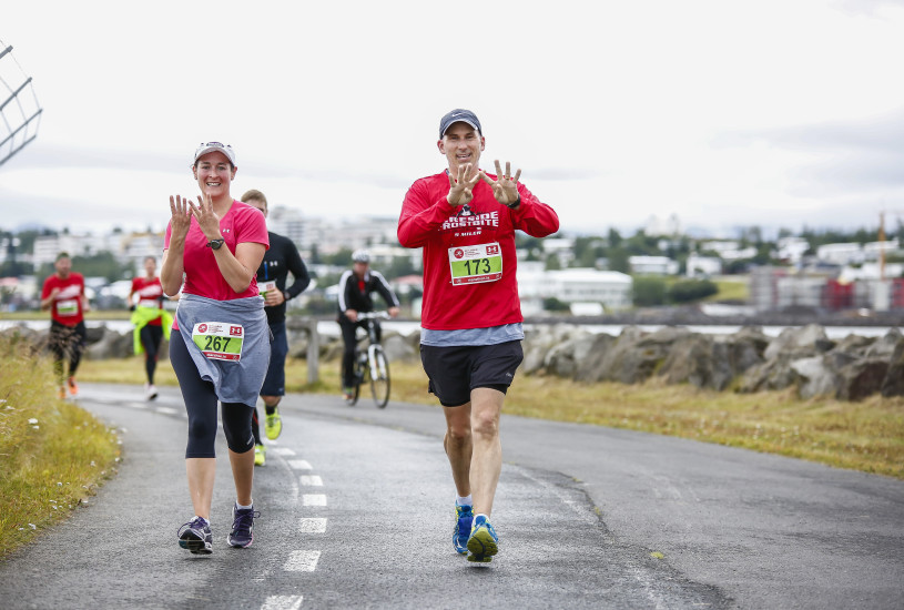 Þessi gera merkið 9 með fingrunum. Bara 9 kílómetrar eftir kannski?