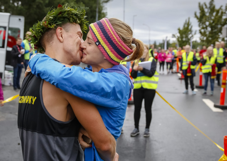 Sigurvegarinn í maraþoni karla fær hér sigurkossinn. 