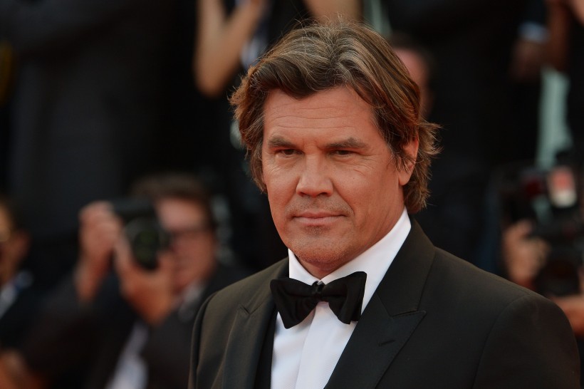 Josh Brolin tók sig vel út í sparifötunum