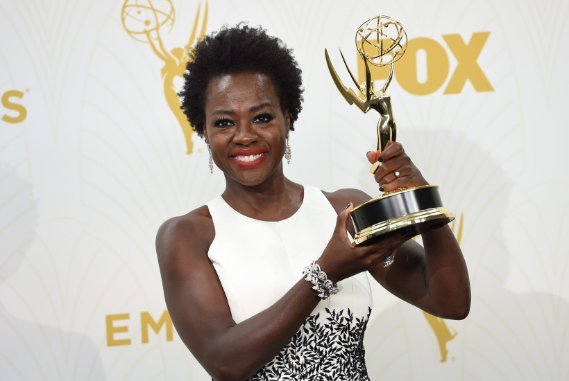 Viola Davis er fyrsta svarta leik­kon­an til þess að vinna til verðlaun fyr­ir besta leik í dramaþáttaröð. Dav­is leik­ur aðal­hlut­verkið í How To Get Away With Mur­der.