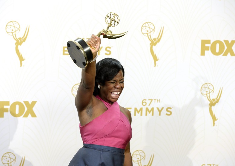  Uzo Aduba fagnar sínum verðlaunum. 