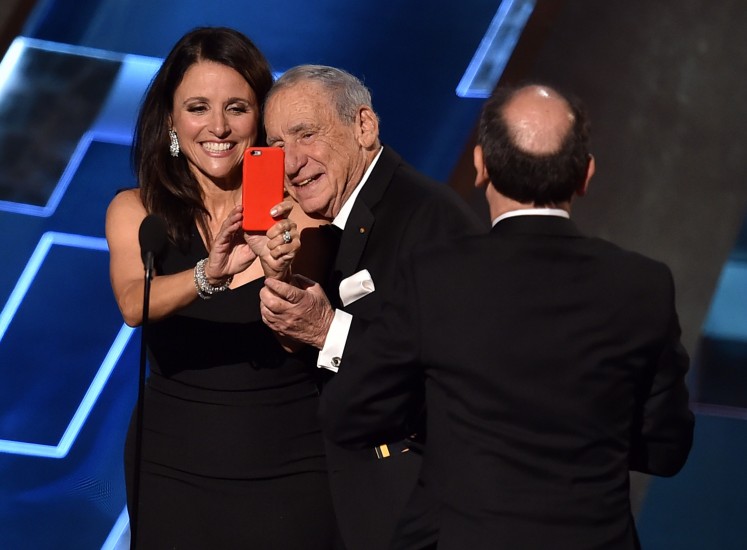 Leikkonan Julia Louis-Dreyfus tekur sjálfsmynd með Mel Brooks upp á sviði. 