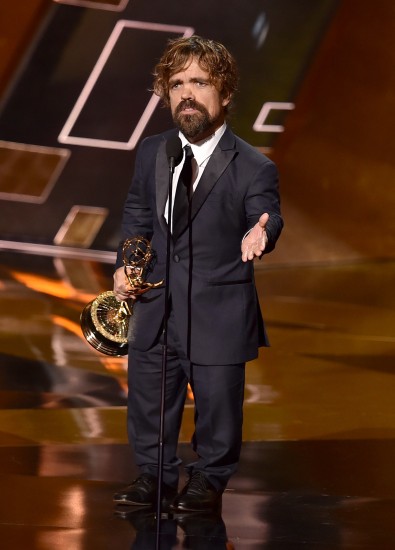 Leikarinn Peter Dinklage tekur á móti verðlaunum fyrir besta leik í aukahlutverki í Game of Thrones.  