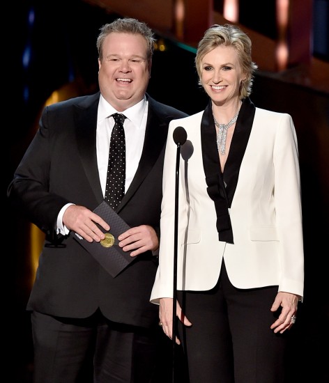 Leikararnir Eric Stonestreet og Jane Lynch veittu verðlaun. 