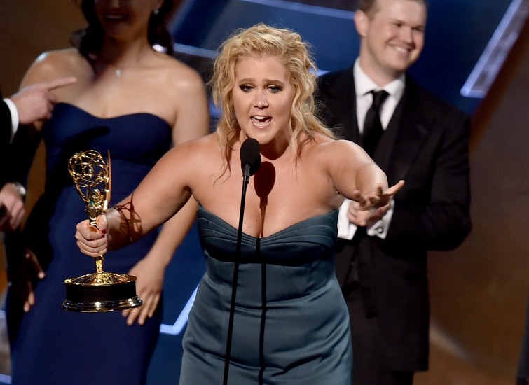 Amy Schumer tekur á móti verðlaunum.