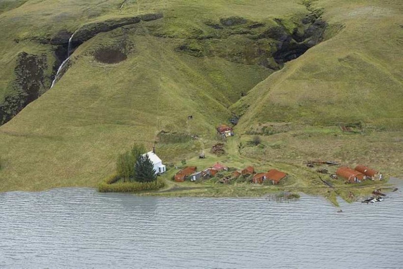 Bærinn Svínadalur var nálægt vatnsborðinu.