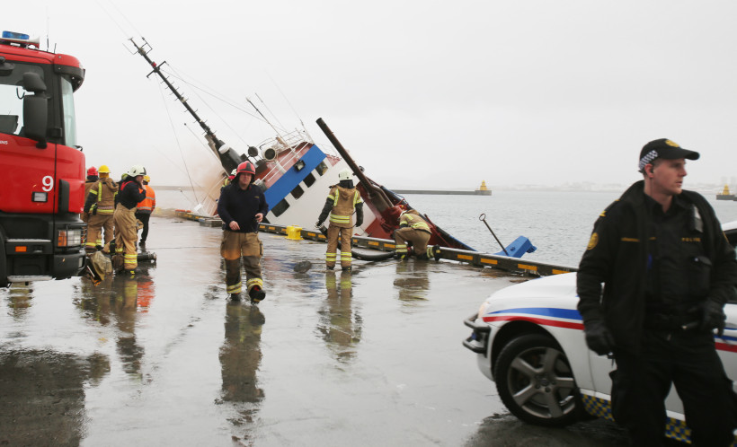 Lögregla og slökkviliðsmenn að störfum við Reykjavíkurhöfn. 