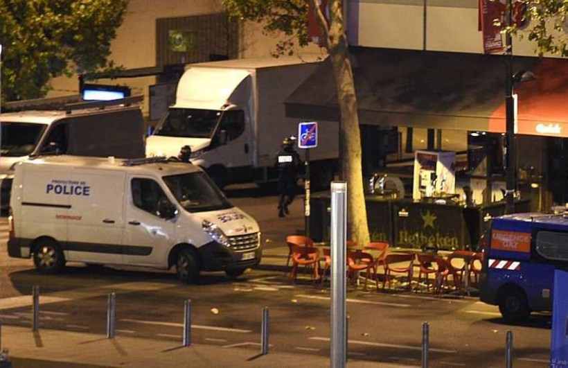 Óeirðarlögreglan skammt frá Stade de France leikvanginum.