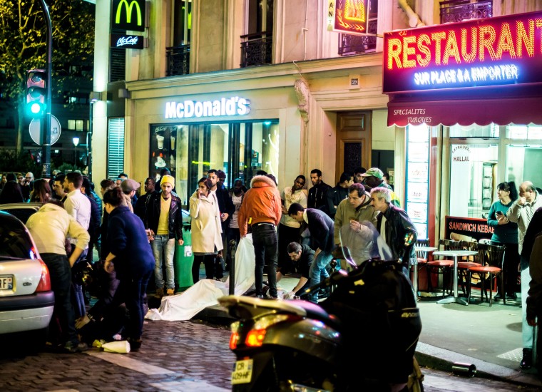 Fyrir utan Cafe Bonne Biere í París þar sem ein árásin var framin.