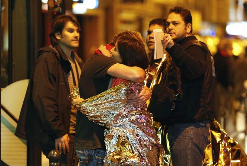 Fólk faðmast við Bataclan-tónleikahúsið í París þar sem yfir 80 létust í árás. 