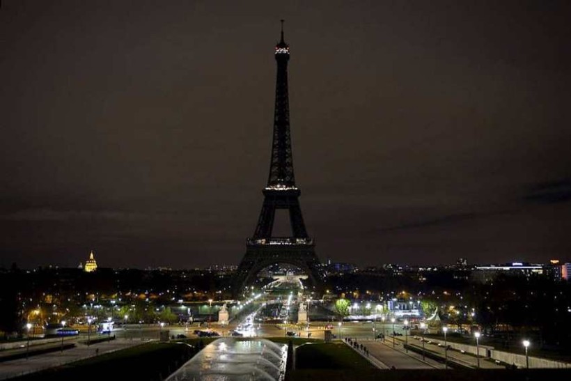 Eiffel-turninn hefur verið myrkvaður til minningar um fórnarlömbin.