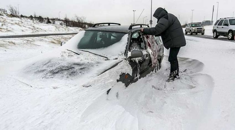 Yfirgefinn bíll á Breiðholtsbraut við Norðlingaholt