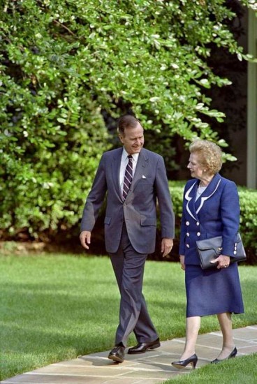 20. júní 1991. George Bush þáverandi Bandaríkjaforseti gengur með Thatcher í garði Hvíta hússins.