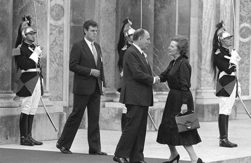 4. júní 1982. Francois Mitterrand forseti Frakklands býður Thatcher velkomna á G8 ráðstefnuna í Versölum. 