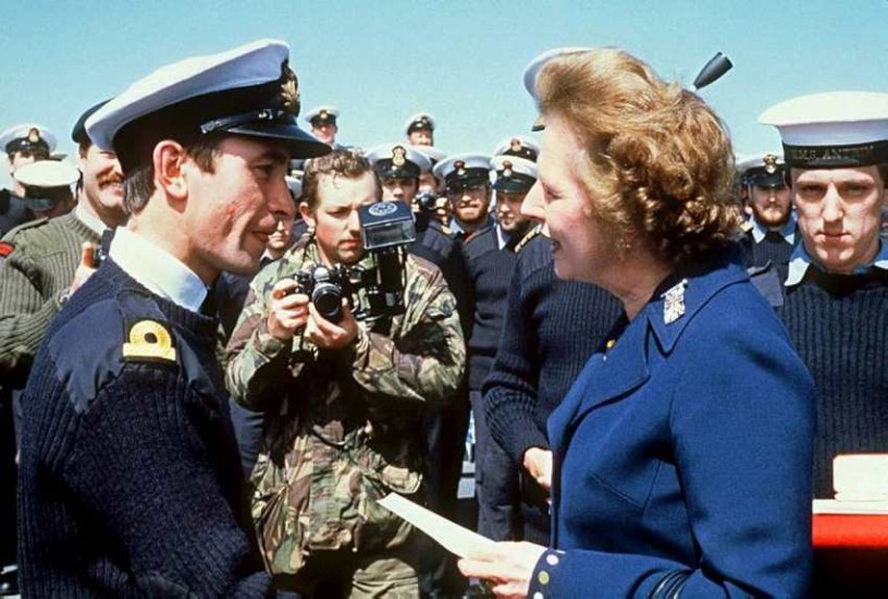 8. janúar 1983 heimsótti Margaret Thatcher Falklandseyjar og fór um borð í herskipið HMS Antrim.