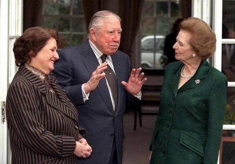 26. mars 1999. Einræðisherra Chile, Augusto Pinochet og kona hans fengu heimsókn frá Margaret Thatcher þar sem þau dvöldu í stofufangelsi í Surrey í Bretlandi.