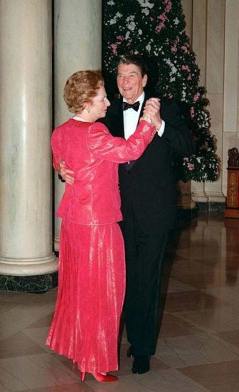 16. nóvember 1988. Margaret Thatcher stígur léttan dans við Ronald Reagan Bandaríkjaforseta í Hvíta húsinu.