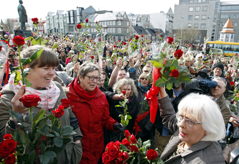 Fjölmenni mætti fyrir utan stjórnarráðið og kvaddi Jóhönnu Sigurðardóttur forsætisráðherra með rósum og hlýjum þökkum. Jóhanna hefur nú stigið af sviði stjórnmálanna eftir langan feril.
