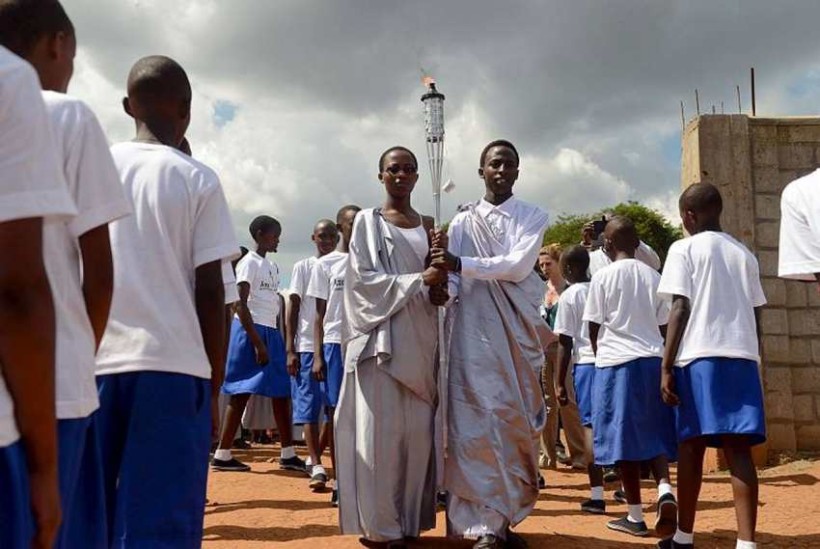 Ungt par heldur á Kwibuka minningarkyndlinum s.k. sem síðustu vikur hefur ferðast um allt Rúanda og mun lofa í 100 daga við þjóðarmorðssafnið í miðborginni frá 7. apríl.