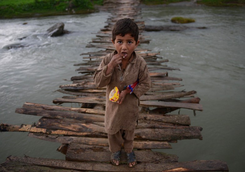 Barn á flótta. Þessi litli drengur er einn af fimm milljónum manna sem flúðu stríðsátök í Afganistan síðastliðna þrjá áratugi. Flestir flúðu til Pakistan og Íran. Drengurinn er í Jalala-flóttamannabúðunum í Pakistan.