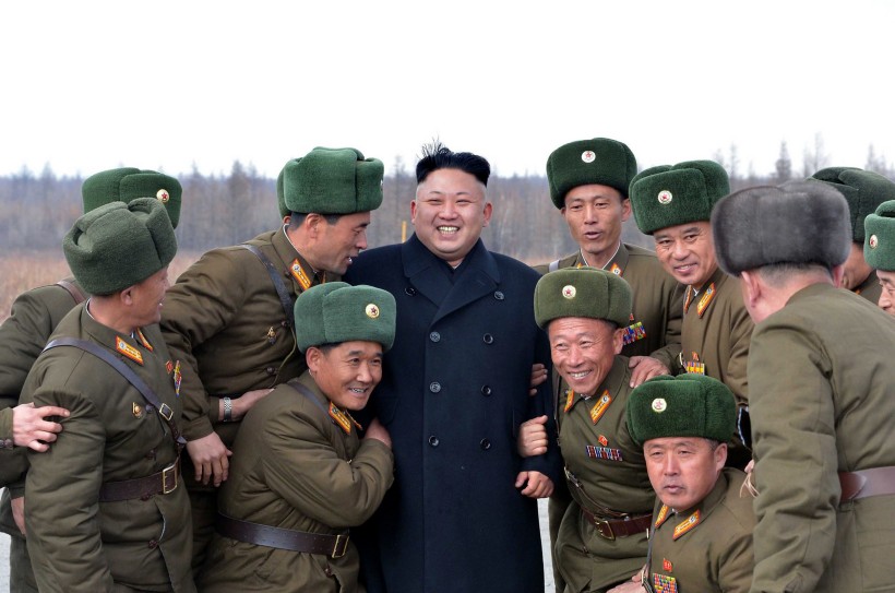 Leiðtogi Norður-Kóreu, Kim Jong-Un, heilsar brosmildur hershöfðingjum í Samjiyong.