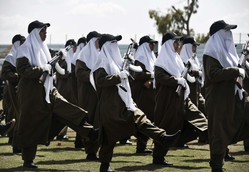 Konur í palestínska hernum taka þátt í hersýningu á Gasa-svæðinu.