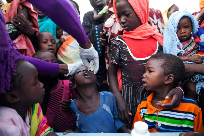 Börnum í Darfur-héraði í Súdan gefið bóluefni við lömunarveiki. Margir eru á vergangi í héraðinu vegna tíðra árása og hafa börn því ekki fengið bólusetningar.