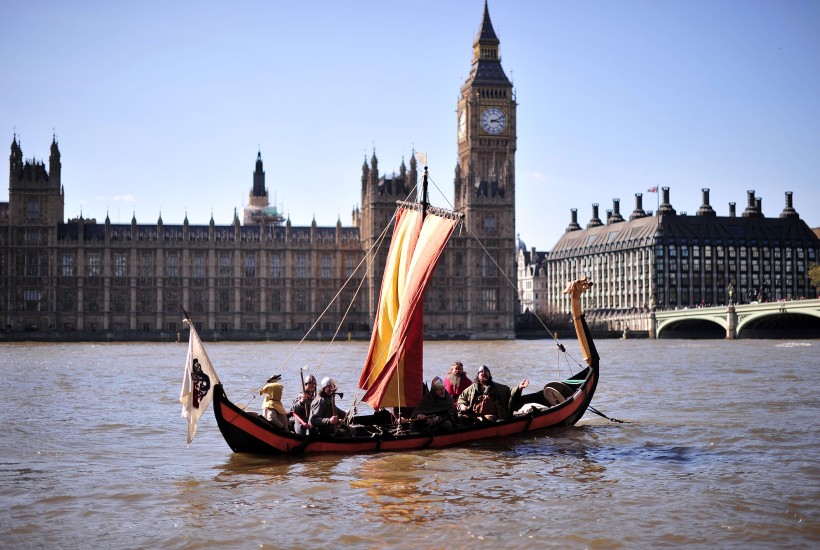 Hópur fólks, klæddur í búninga í anda víkingatímabilsins, sigldi um Thames-ánna í London.