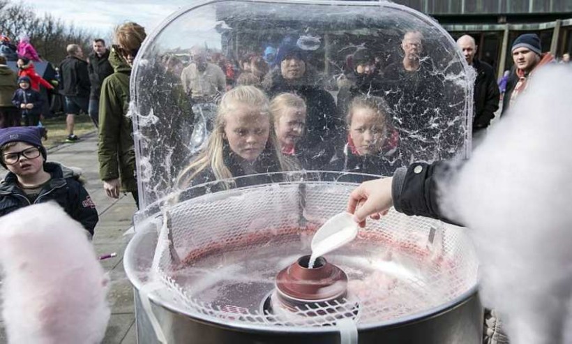 Margir gæddu sér á candyfloss í tilefni sumardagsins fyrsta.