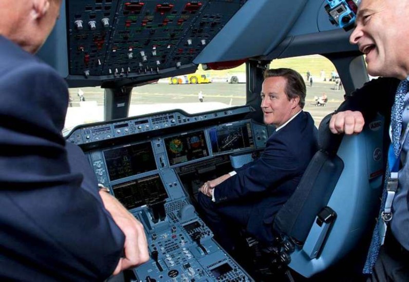 David Cameron, forsætisráðherra Bretlands, í stjórnklefa Airbus A350 XWB.