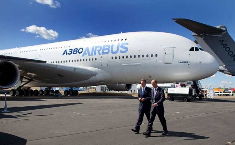 David Cameron, forsætisráðherra Bretlands, og Tom Enders, forstjóri Airbus Group, ganga framhjá Airbus A380.