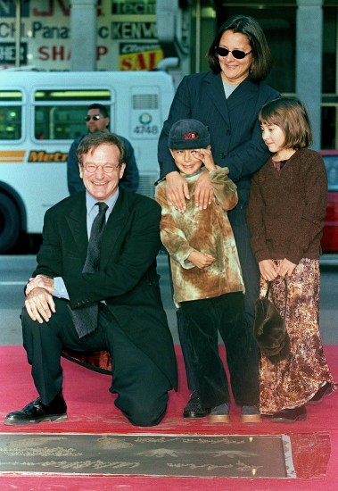  Robin Williams árið 1998 ásamt fjölskyldu sinni, Cody, Zeldu og þáverandi eiginkonu, Marshiu.