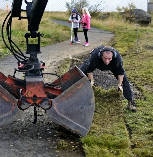 Þökulagt á Laugarásnum.