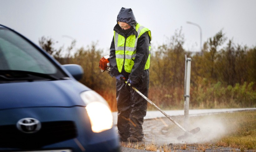 Grasið slegið á hringtorgi í haustblíðunni við Hádegismóa.