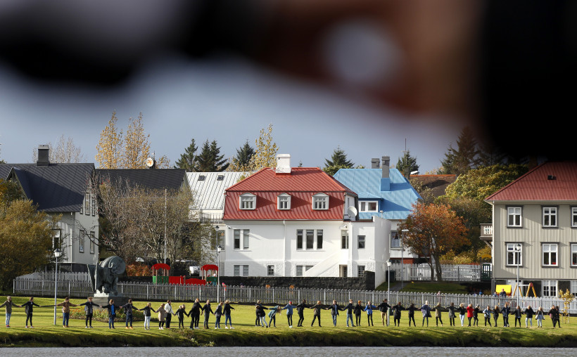 Nemendur og kennarar í Kvennaskólanum í Reykjavík mynduðu keðju umhverfis Tjörnina.