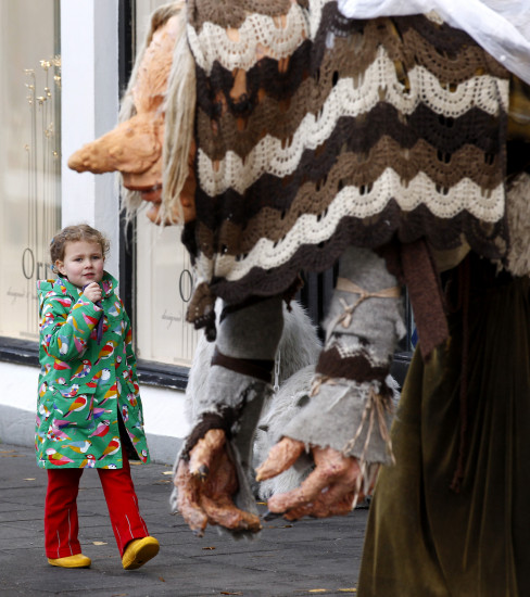 Þessi litla stúlka virtist ekki óttast tröllkonuna á mótum Laugavegar og Skólavörðustígs.