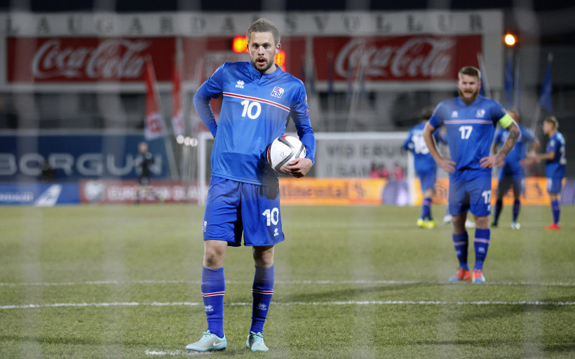 Gylfi Þór Sigurðsson býr sig undir að taka vítaspyrnuna.