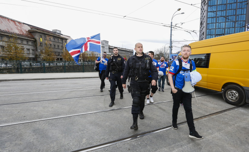 Lögreglan er mjög ströng á því að fá að fylgja okkur um á meðan við erum í heimsókn