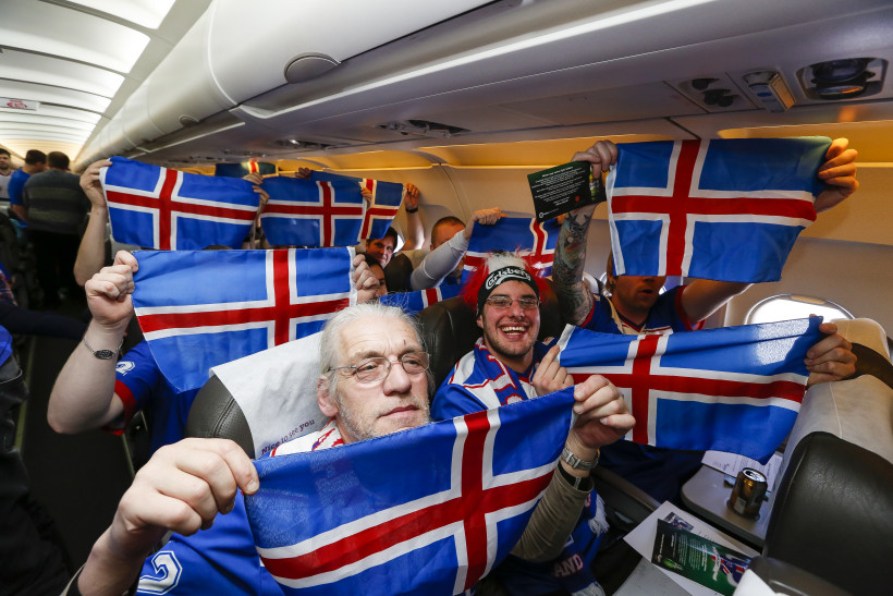 Gamanferðir standa fyrir ferð til Tékklands þar sem Ísland mætir Tékkum. Stemningin í flugvél Wowair var einstök þar sem Tólfan stóð fyrir söng og gleði alla leið frá Keflavík til Prag.