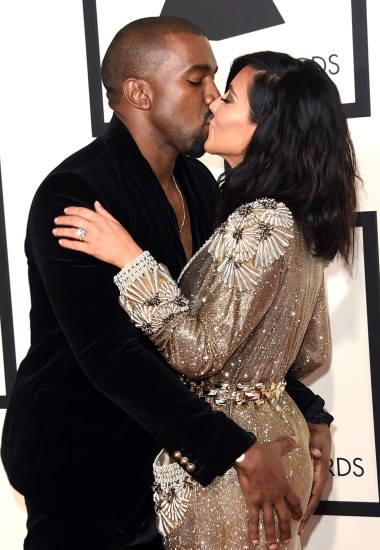 Kanye West kyssir eiginkonuna Kim Kardashian.