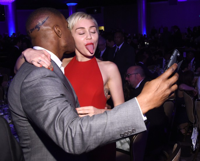 Jamie Foxx Miley Cyrus taka selfie í fyrirpartíinu.