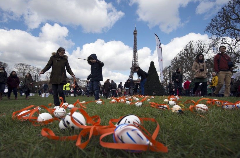 Börn tóku þátt í páskaeggjaleit við Effelturninnn í París í morgun. 