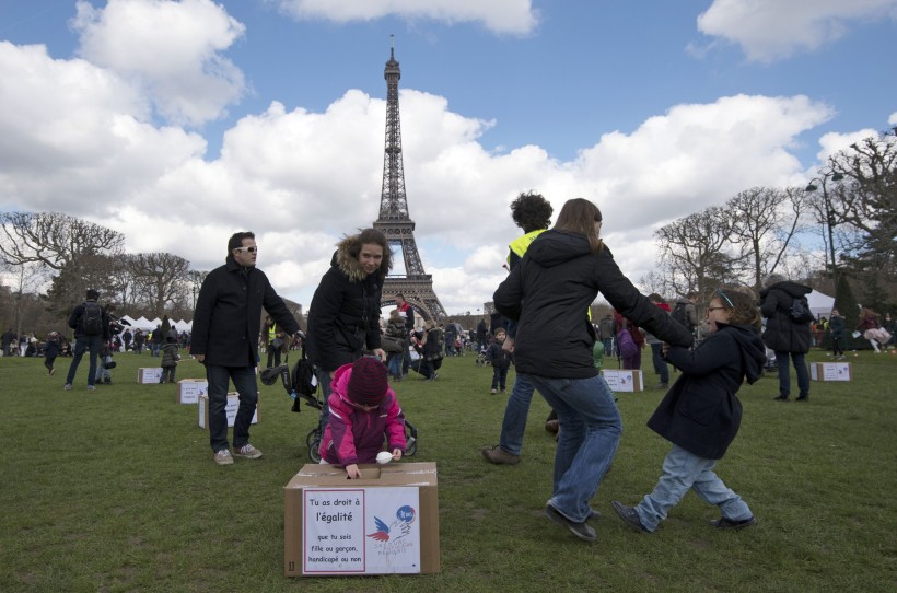 Börn tóku þátt í páskaeggjaleit við Effelturninnn í París í morgun. 