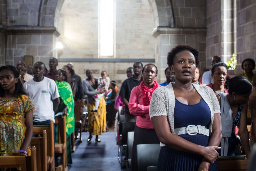 Kirkjugestir í dómkirkju í Nairobi, höfuðborg Kenía í dag. Þjóðin syrgir tæplega 150 háskólanema sem féllu í árás á skóla í Garissa á fimmtudaginn.  