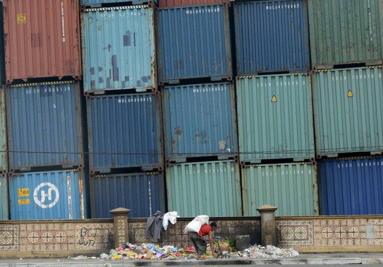 Maður safnar plastflöskum á bryggju í Manila í á Filippseyjum. Hagvöxtur á eyjunum er mun minni en spáð var. 