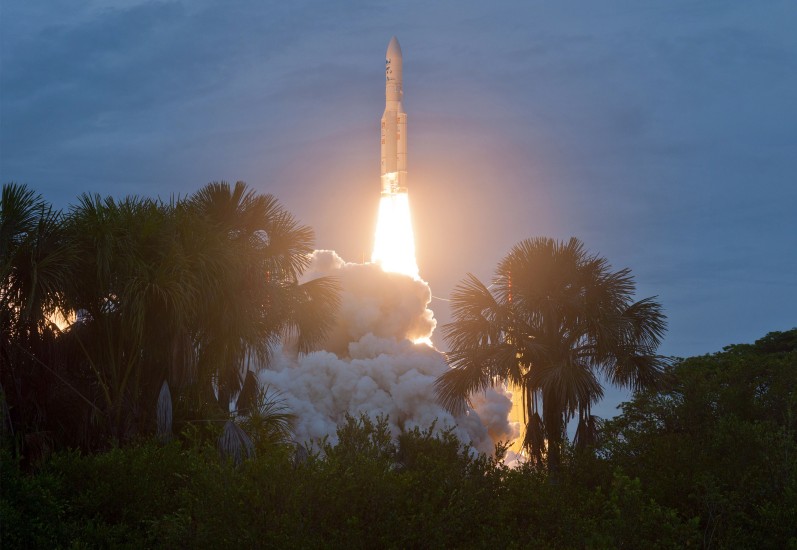 Ariane 5 geimflaugin tekst á loft í Frakklandi. 
